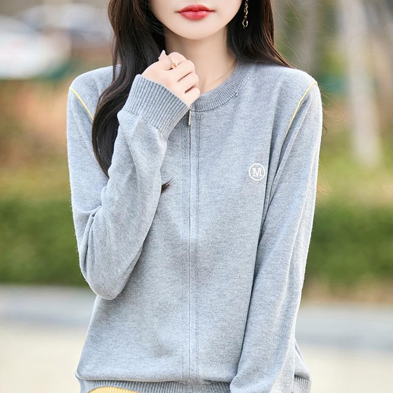 Lekki kardigan damski wykonany w 50% z wełny i w 50% z jedwabiu morwowego – uniwersalny sweter na 4 pory roku zapewniający całoroczny komfort i styl