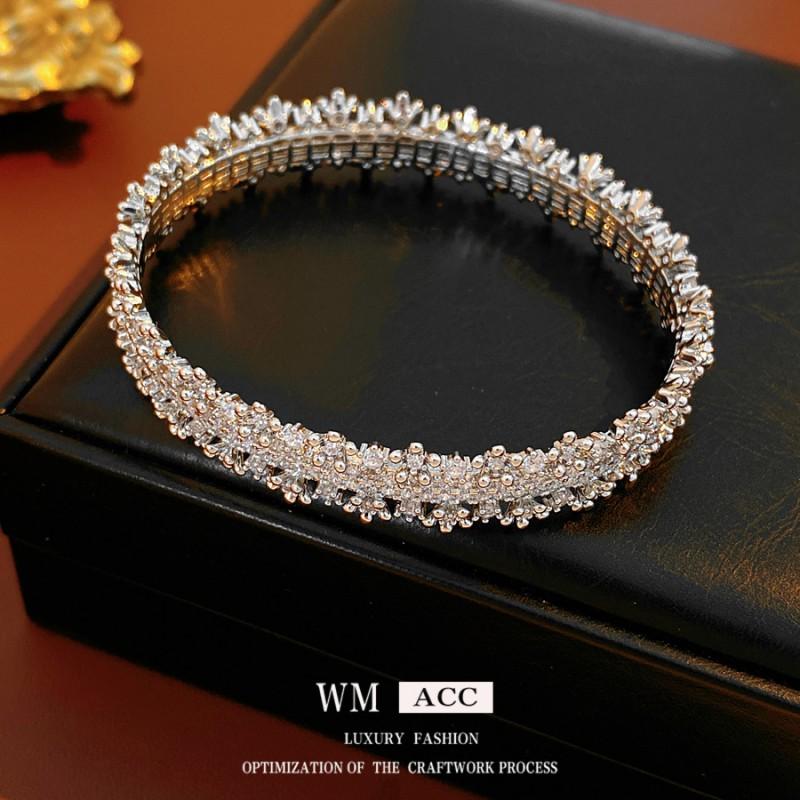Elegant Hollow Out Floral Edge CZ Stone Inlaid Gold Plated Copper Bracelet Women Lightweight Fashionable Accessory