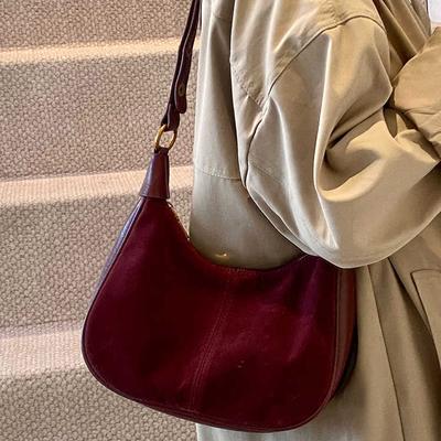 Retro Wildleder Unterarm Tasche Damen Herbst Winter Neue Französisch Luxus Einzelne Schulter Taschen Einfache Vielseitige Crossbody Halbmond Tasche