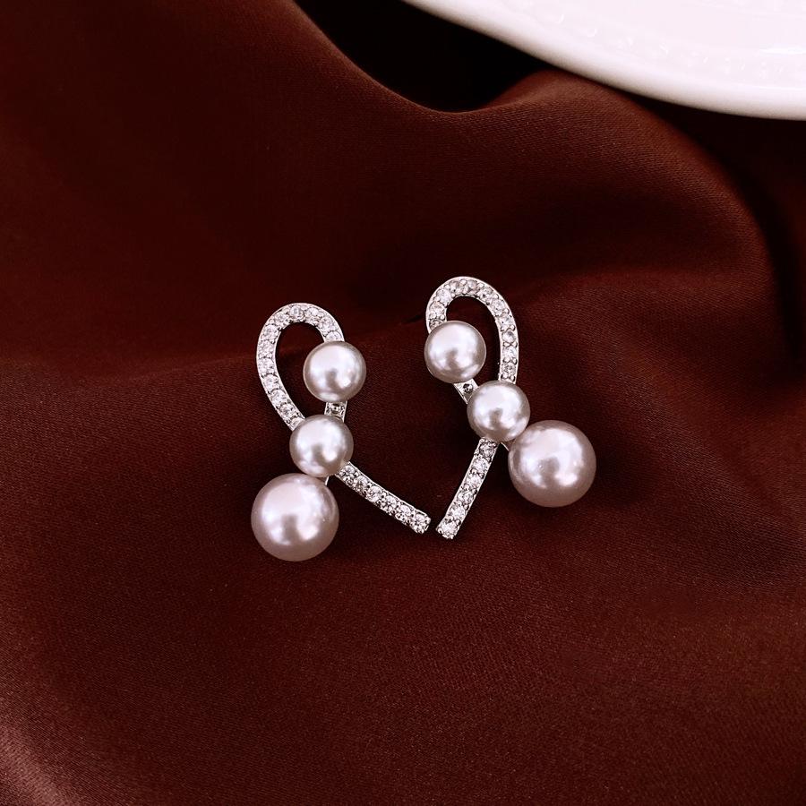 Vintage Pearl Round Earrings: Retro, Versatile High-End Studs with Fashionable Design and Elegant Temperament.