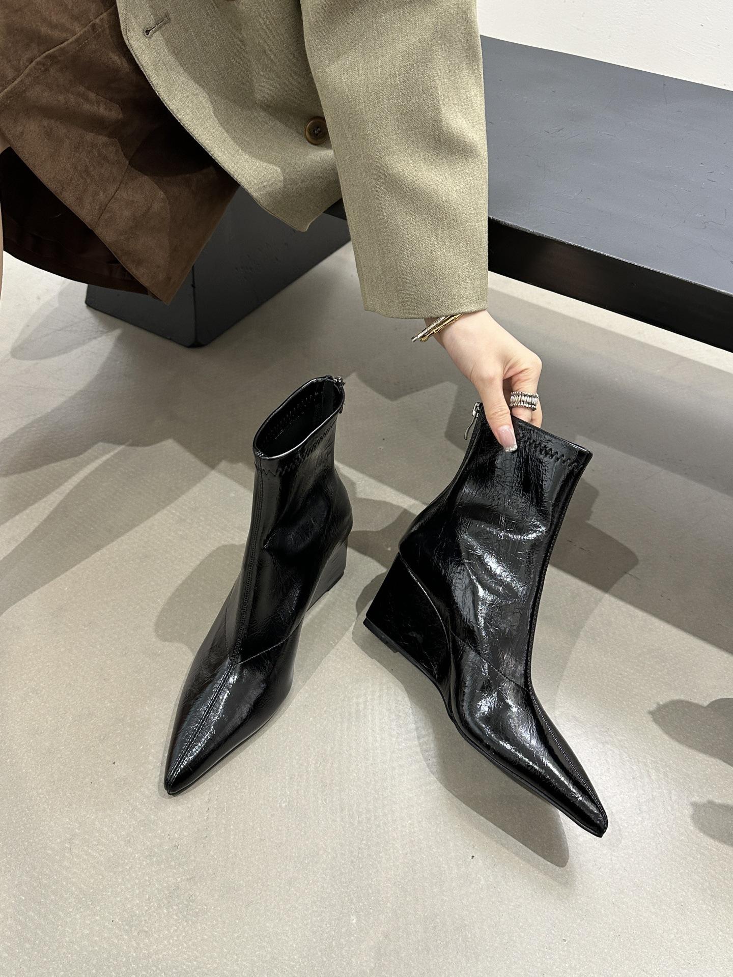 

Мартинсы на внутренней платформе женские 2025 новые осенне-зимние темпераментные тонкие с острым носком на танкетке на высоком каблуке короткие ботинки с задней молнией 35