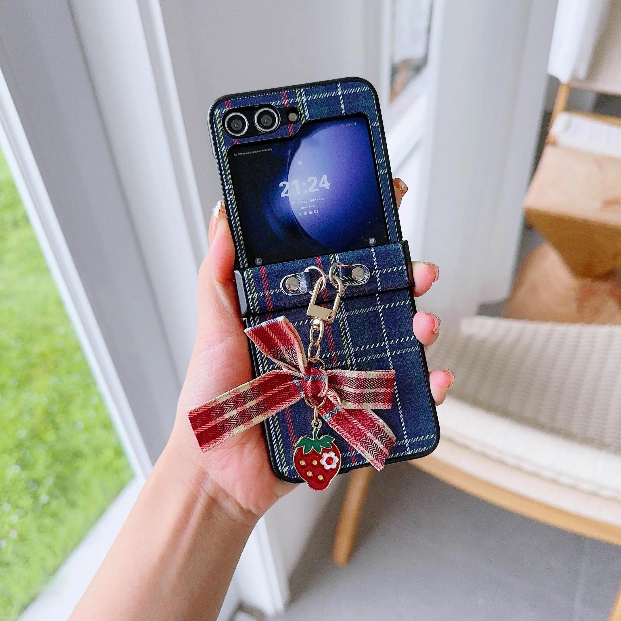 

Милый чехол для телефона с клетчатым бантиком из ПУ кожи на ремешке для запястья для Samsung Galaxy Z Flip 6 5 4 3 5G с защитой шарнира, противоударный чехол For Samsung Galaxy Z Flip6