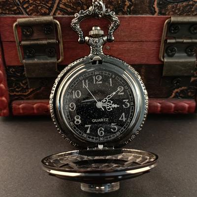 Montre de poche à quartz vintage avec design de boussole noire, avec pendentif collier, fonction heure mondiale, affichage à aiguilles