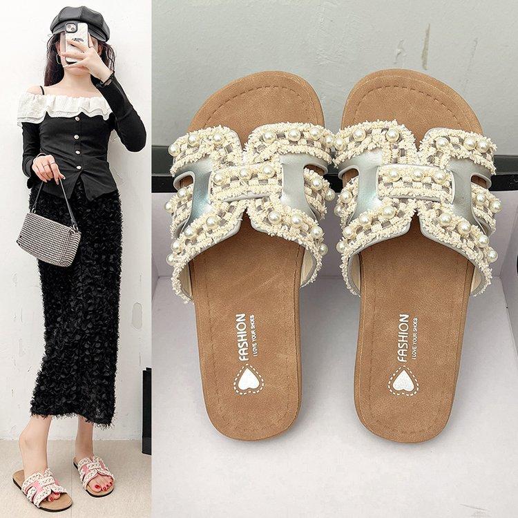 Xiaoxiangfeng Flat-bottomed Slippers Women's Summer 2025 New Outer Wear Fashion Pearl Soft-bottomed French with Skirt Cool Slippers