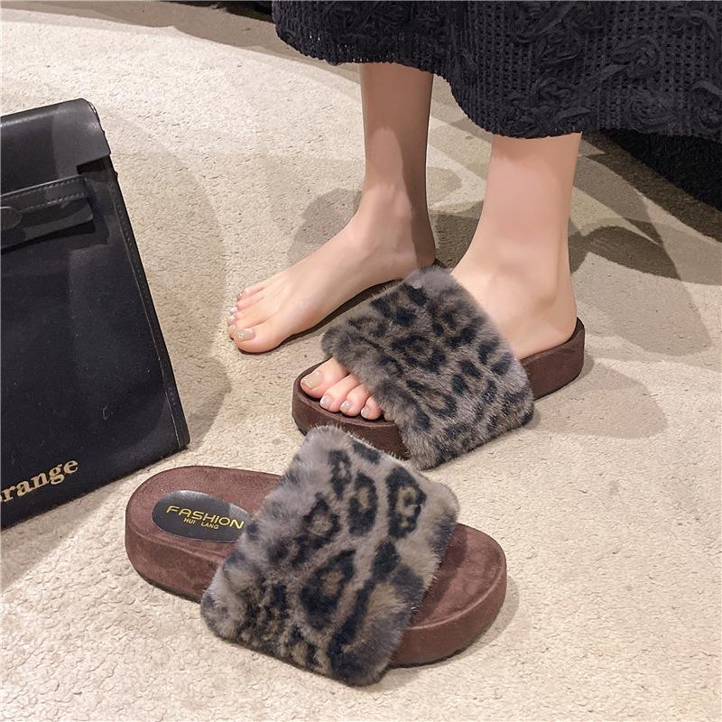 2025 Herbst und Winter neue Internet-Berühmtheit flauschige Hausschuhe Mode Plüsch dicker Boden flacher Boden Außenbekleidung erhöhende Sandalen
