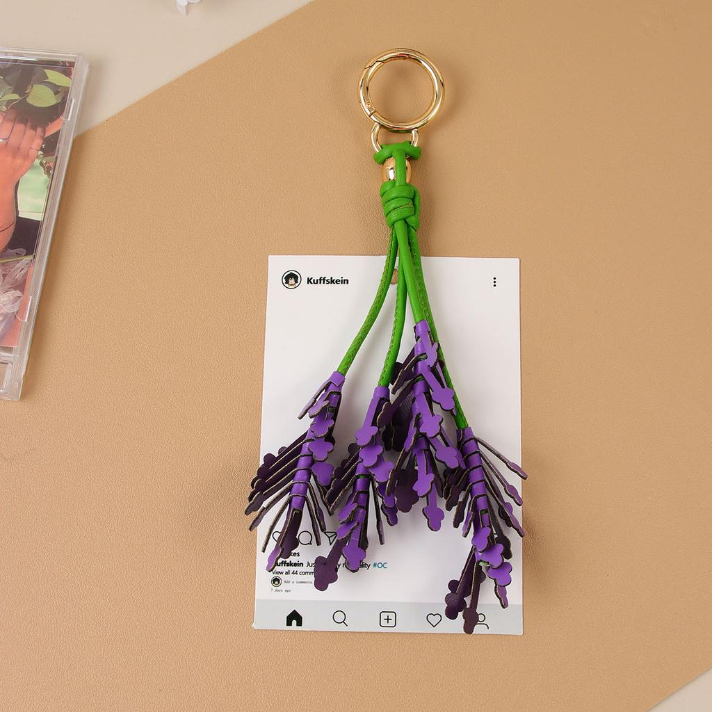 Stern-Handmade-Lavendelbeutel-Anhänger im gleichen Stil, kleiner frischer und süßer Blumenquasten-Anhänger, Leder-Schlüsselanhänger.