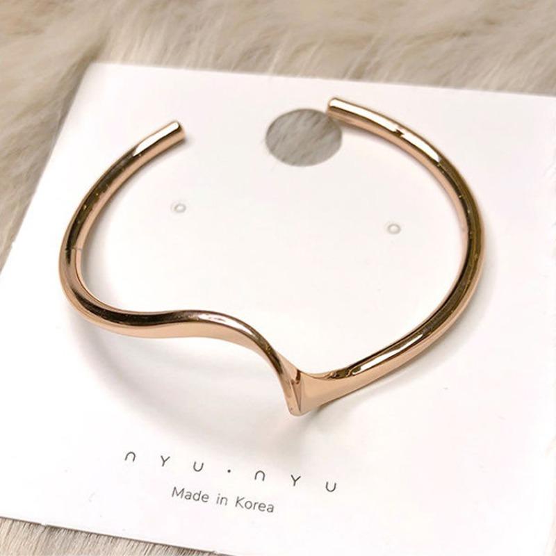 Cold Wave Pattern Bracelet - A Unique and Versatile Design for Women, Featuring Simple and Elegant Design On The Opening of The Bracelet