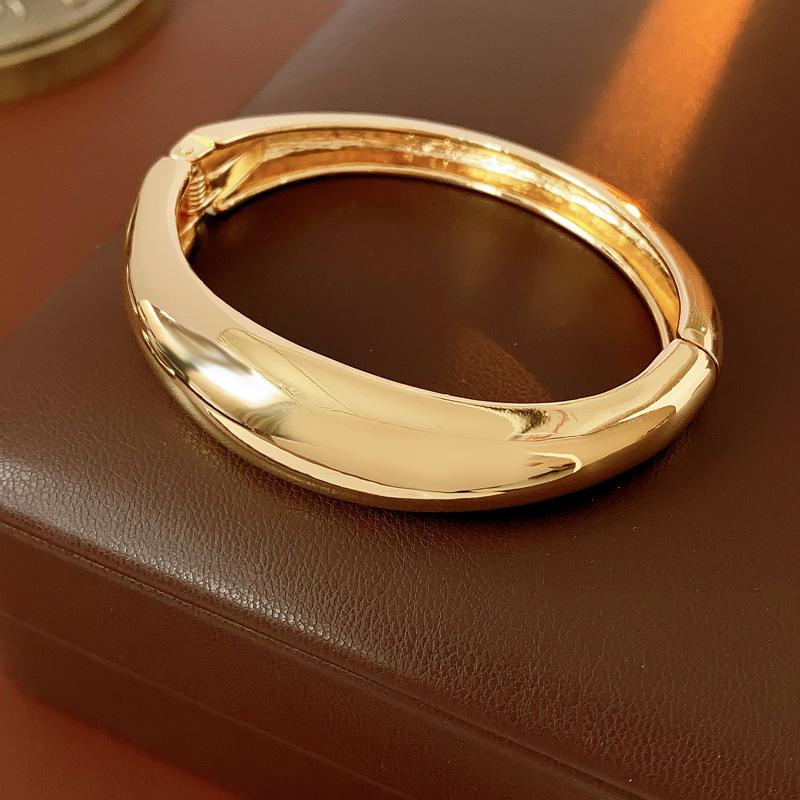 European & American Pleated Metal Bangle: Elegant Cold-Style Bracelet with High-End Luxury Design