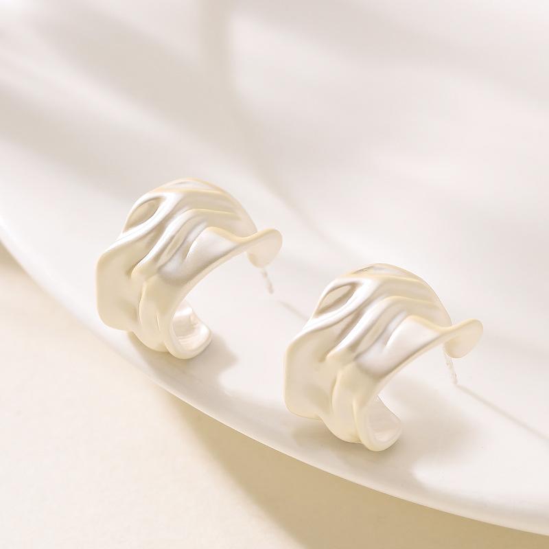 Korean version of fashion temperament resort style macaron C-shaped stud earrings light luxury simple high-end commuter earrings