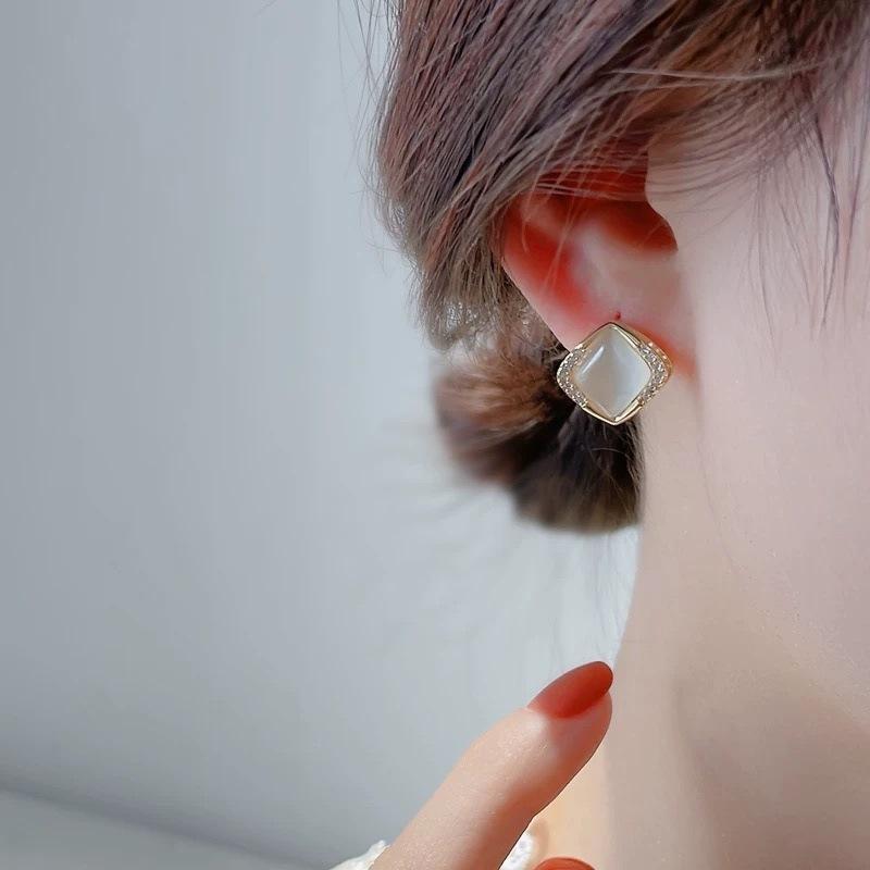 Cat Eye Stone Earrings High-end Temperament Earrings Anti-allergic Women Pure Needle Earrings Women New Hot Style Fashionable Simple