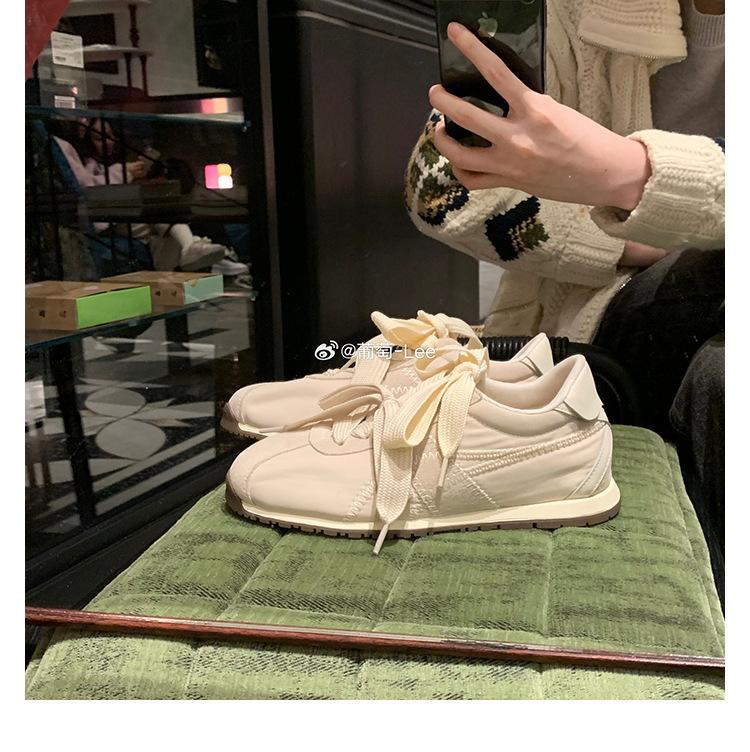 Έκδοση από δέρμα αγελάδας της μητέρας σταφυλιού, τα ίδια μοντέρνα αθλητικά παπούτσια προπόνησης Forrest Gump με στρογγυλή μύτη και αντίθεση χρώματος που φορούν οι Κορεάτισσες bloggers.