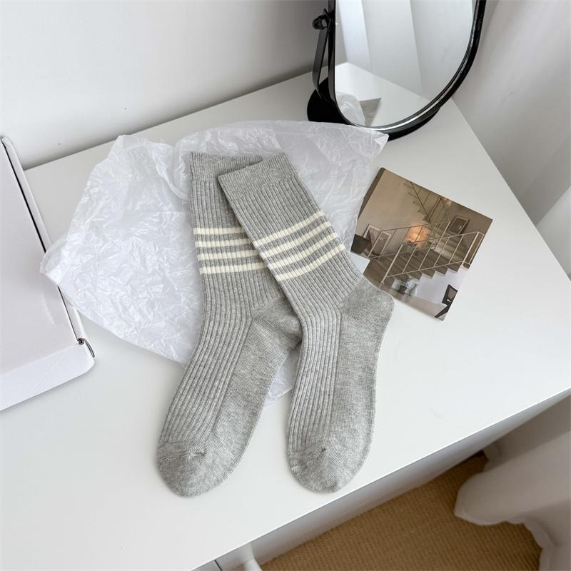 Damen Frühling und Herbst Retro Einfache Streifen in The Tube Stapelsocken