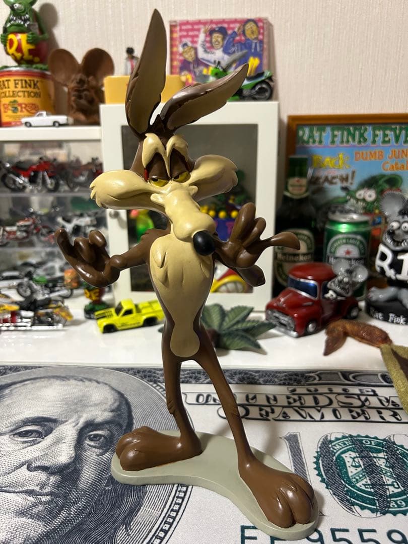 

[USED] Wile E. Coyote figure