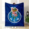 Um brasão detalhado com uma coroa, fundo azul e a inscrição "FCP". cobertor para todas as estações manta para pausa para almoço presente