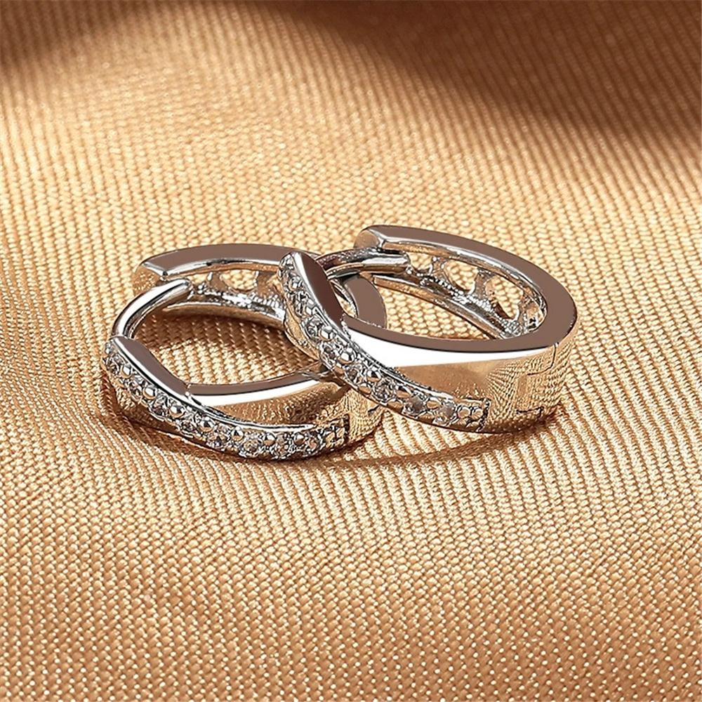 Orecchini a cerchio carini da donna con pietra di zircone rotonda bianca Moda vintage Colore argento Matrimonio Per donne