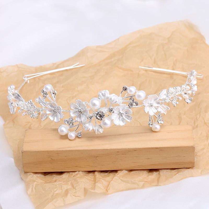 

Korean-style foldable alloy floral headband with painted design for women, suitable for wedding updos and as a hair accessory FG01078 white