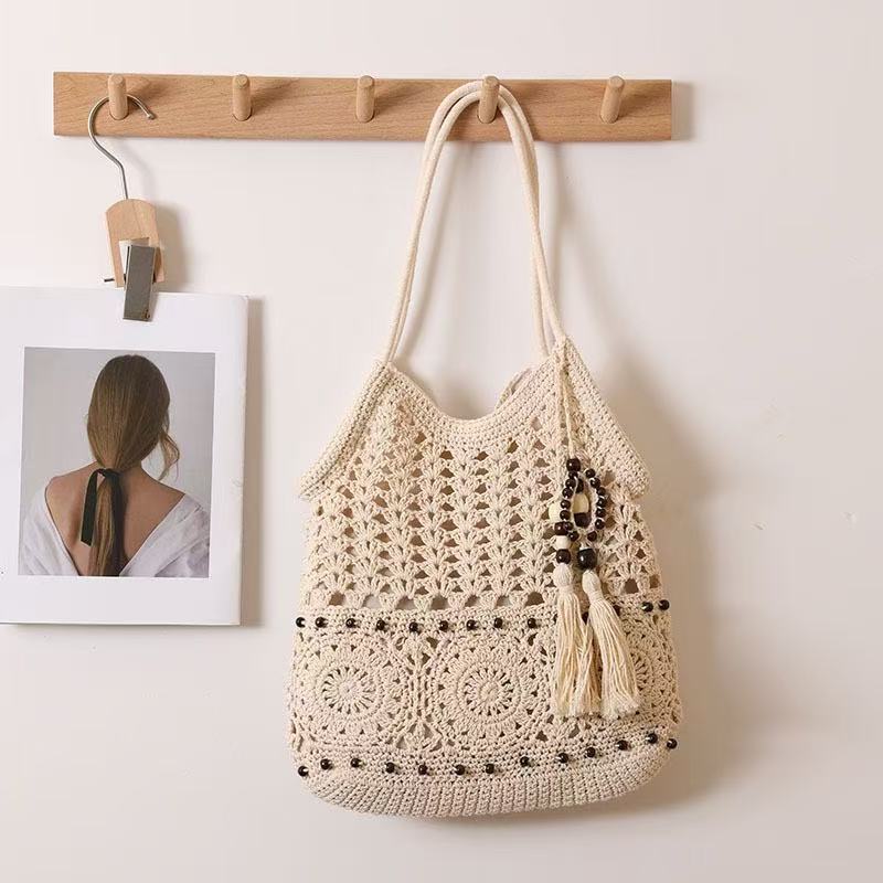 Gehäkelte Tragetasche für Damen Weiß Durchbrochene Stricktasche mit Perlenfransen-Anhänger Verstellbare lange Träger Boho Strandtasche