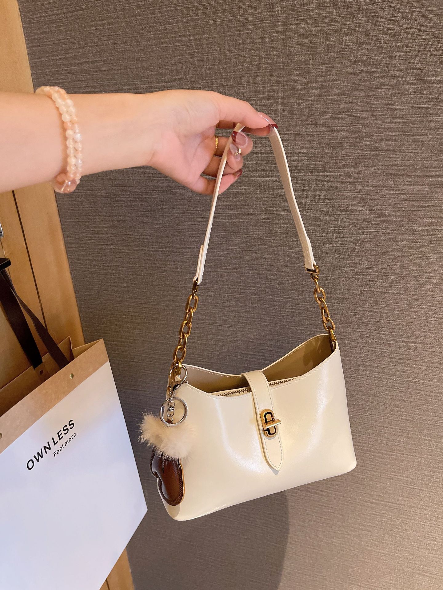 

Light Luxury Texture Oil Wax Leather Armpit Bag, Genuine Leather Chain Shoulder Crossbody Bag, Versatile Fashion Casual Commuting Bag молочный белый