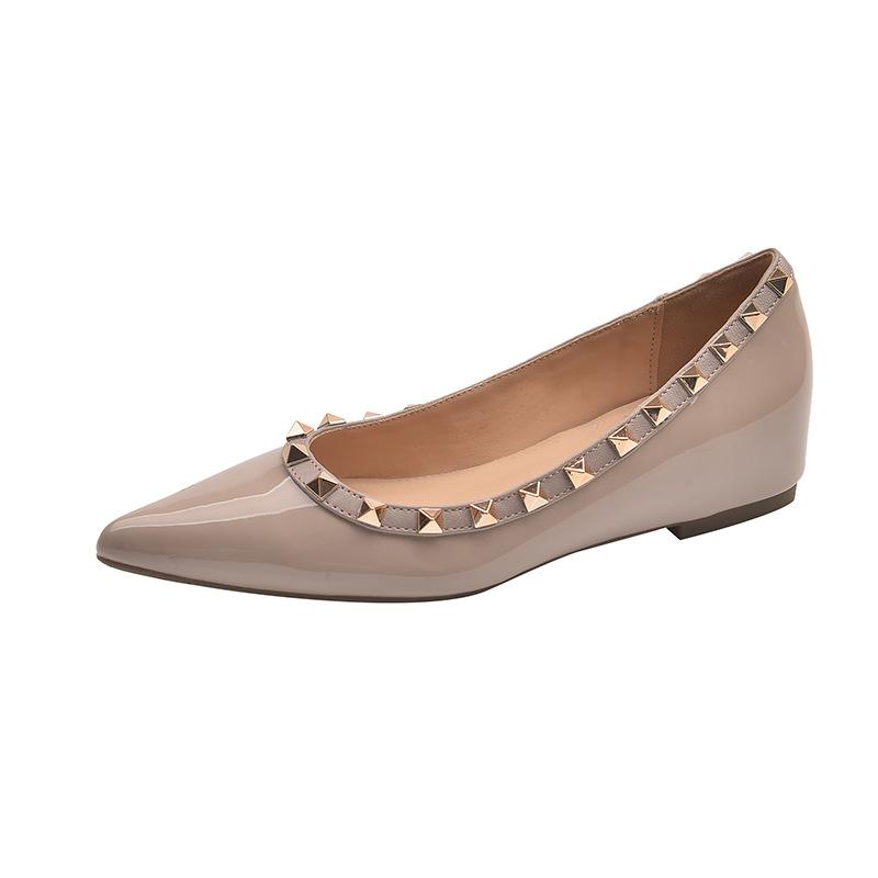 

European and American solid color light mouth comfortable single shoes versatile with skirt one pedal 2025 summer wear non-slip pointed rivet shoes 40