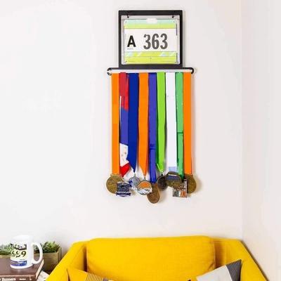 Eisen Wandmontierter Medaillenhalter Dekorativ mit PVC-Taschen Sportmedaillen Ausstellungsständer Amerikanischer Stil Medaillenaufhänger