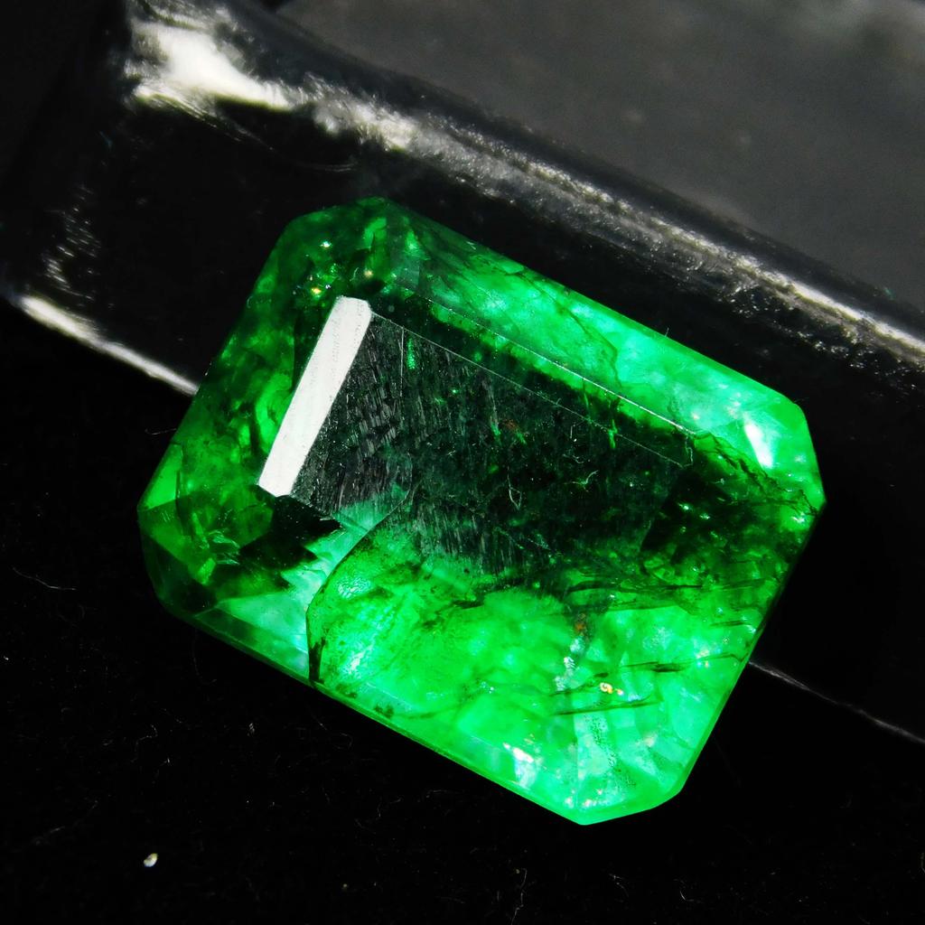 Natural Colombian Emerald Emerald Shape 8 Ct Green Certified Loose Gemstone