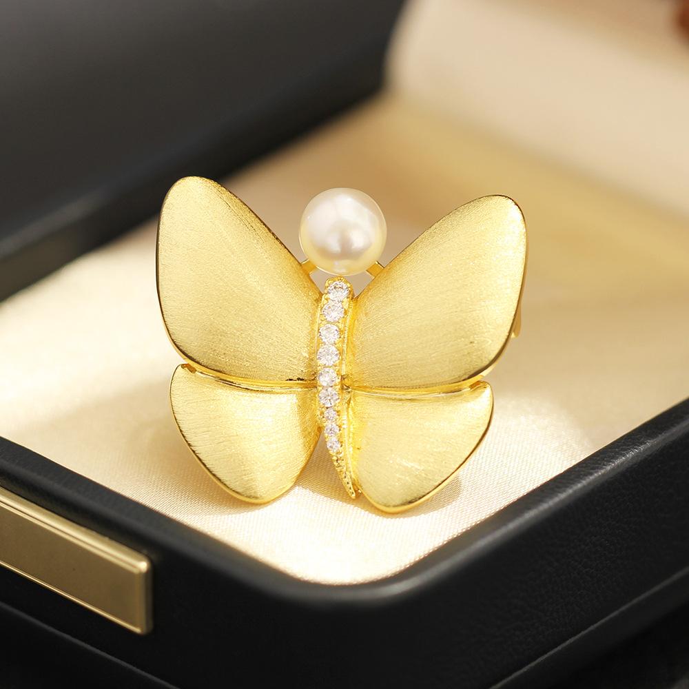 

Light luxury elegant gold brushed craft butterfly brooch temperament simple freshwater pearl insect pin anti-light female золотий