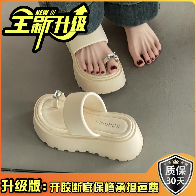 Summer toe wear niche fashion muffin beach shoes girl 2025 new thick-soled rhinestone fairy wind cool slippers