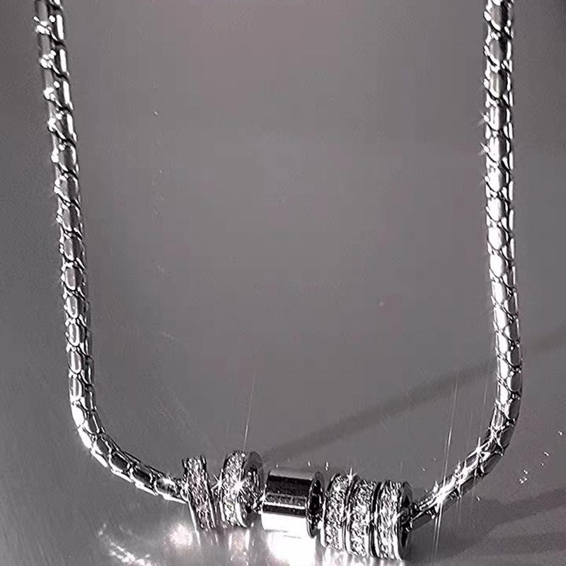 Schlanker Diamantring-Anhänger Titanstahl-Halskette: Unisex, Luxuriöser, Vielseitiger Schlüsselbeinketten-Schmuck