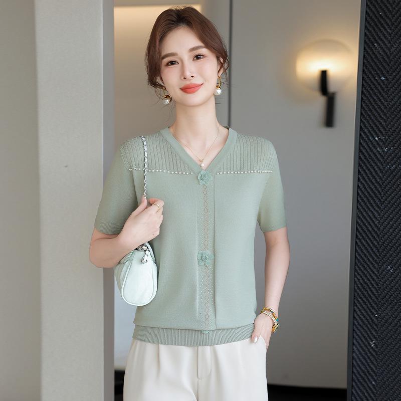 

Elegant Summer V-Neck Short-Sleeve T-Shirt for Moms: Light Knitwear for Middle-aged and Elderly Women XXXL зелений