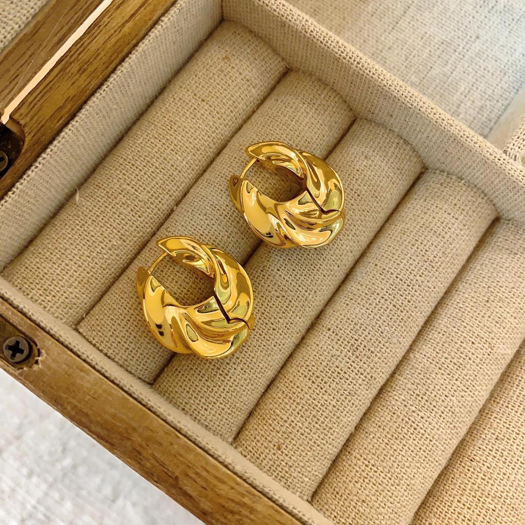 Strong Push Love French Exquisite Small Croissant Earrings Cold Wind Twist Circle Retro Fashionable Lazy Earrings