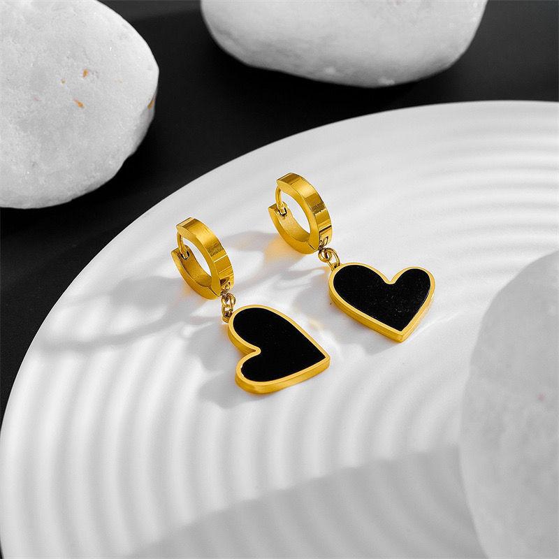 1 pair of circular heart shaped pendants with pearl ear clips