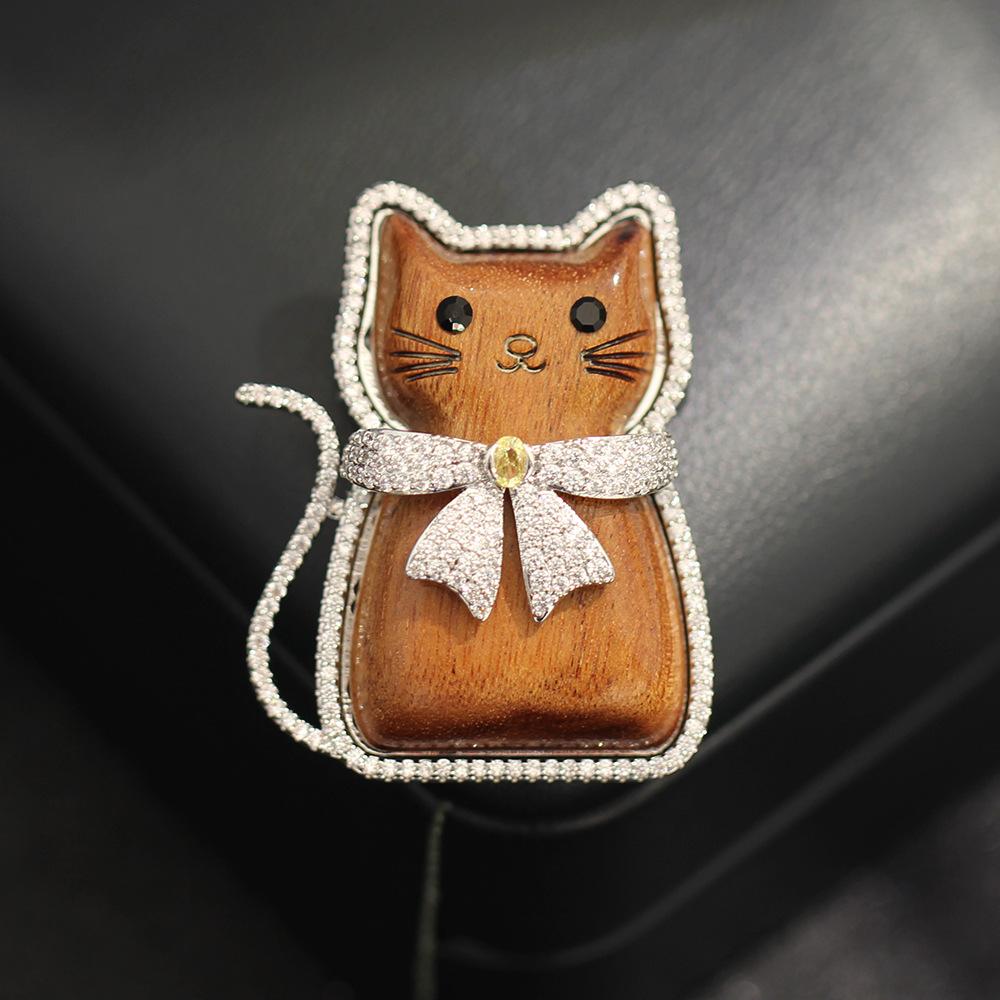 

Creative cute wooden cat brooch exquisite diamond-encrusted niche animal pet pin gold and silver clothing accessories