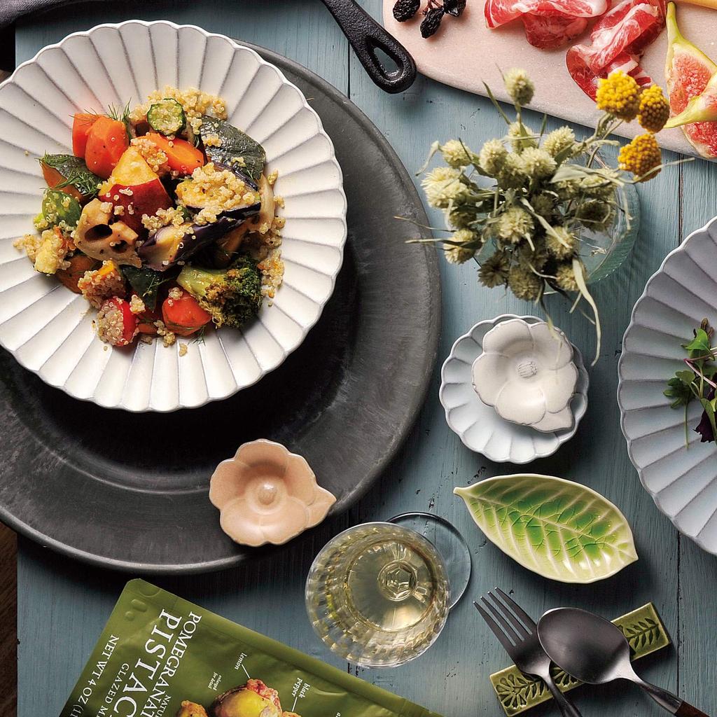 This 280ml teapot features a matte finish and a flower-shaped design. It's made of Seto ware and features a light blue Mizuhada finish. It