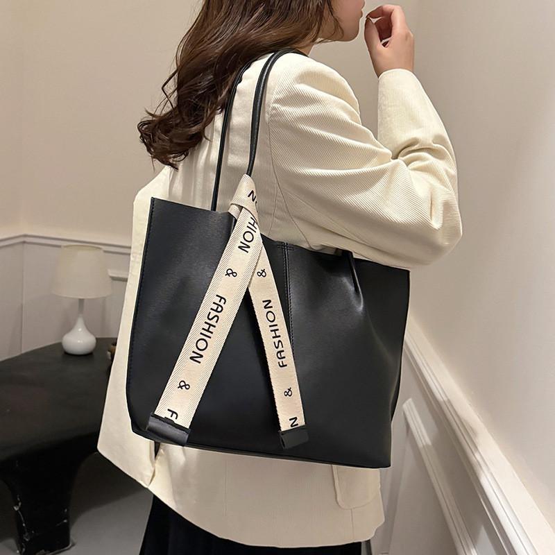 Urban Chic Tote Bag For Women With Polyester Lining Large Capacity Magnetic Closure
