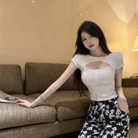 

Лето 2025 Нестандартная облегающая футболка с низким вырезом для женщин L белый