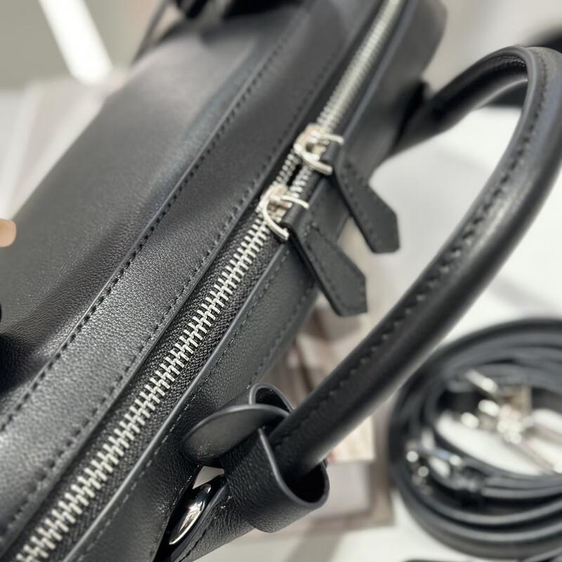 Douxiaozhu Leather Baguette Shoulder Bag