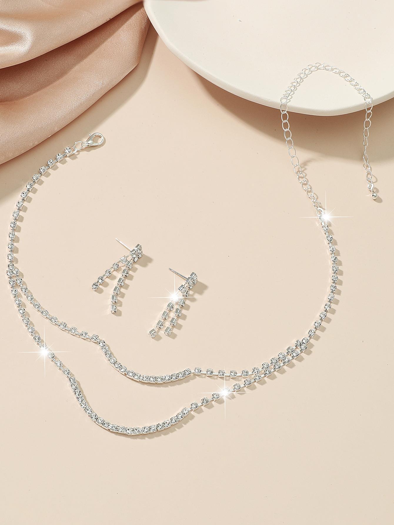 

Стильный и простой набор из двух предметов: ожерелье со стразами и серьги-гвоздики.