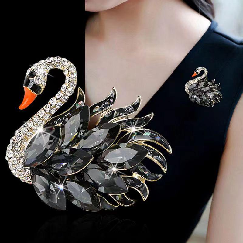 

Елегантна брошка з перлів та стразів: Жіноча вишукана брошка-корсаж у стилі маленького аромату та шовкова пряжка для шарфа