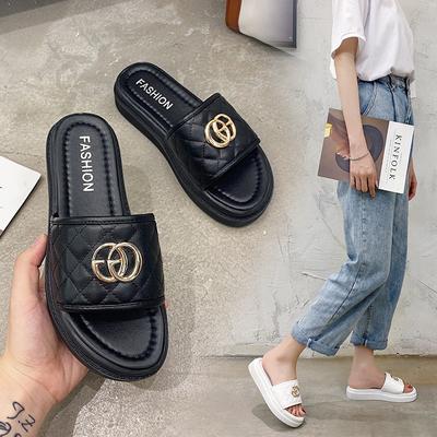 Chinelos femininos de sola grossa e tamanho grande com logotipo de metal, forro macio, novos sapatos casuais para caminhada na praia e ao ar livre