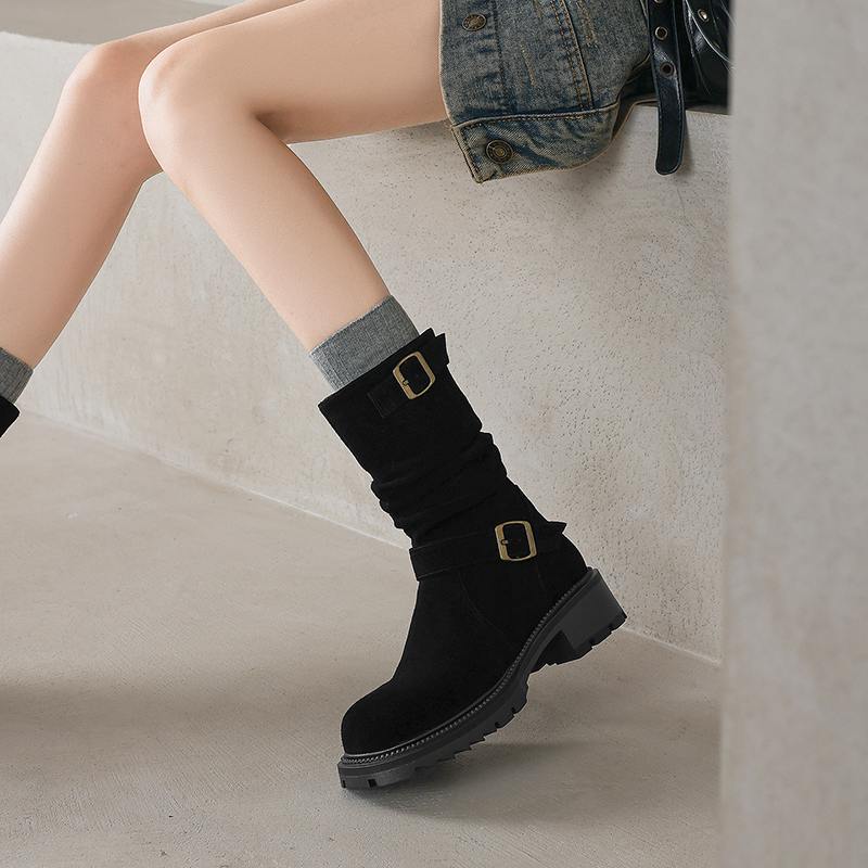 Krazing Pot Fashion Cow Suede Nubuck Winter Round Toe Modern Boots Med Heels Slip on Pleated Style Metal Buckle Mid-calf Boots
