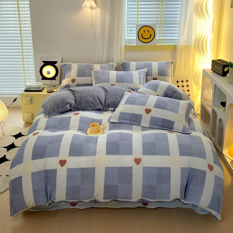 

Бархатный комплект из четырех предметов «Свежее зимнее молоко», двусторонний бархатный фланелевой пододеяльник с антистатическим принтом и бархатный комплект из трех предметов. Small three-piece set