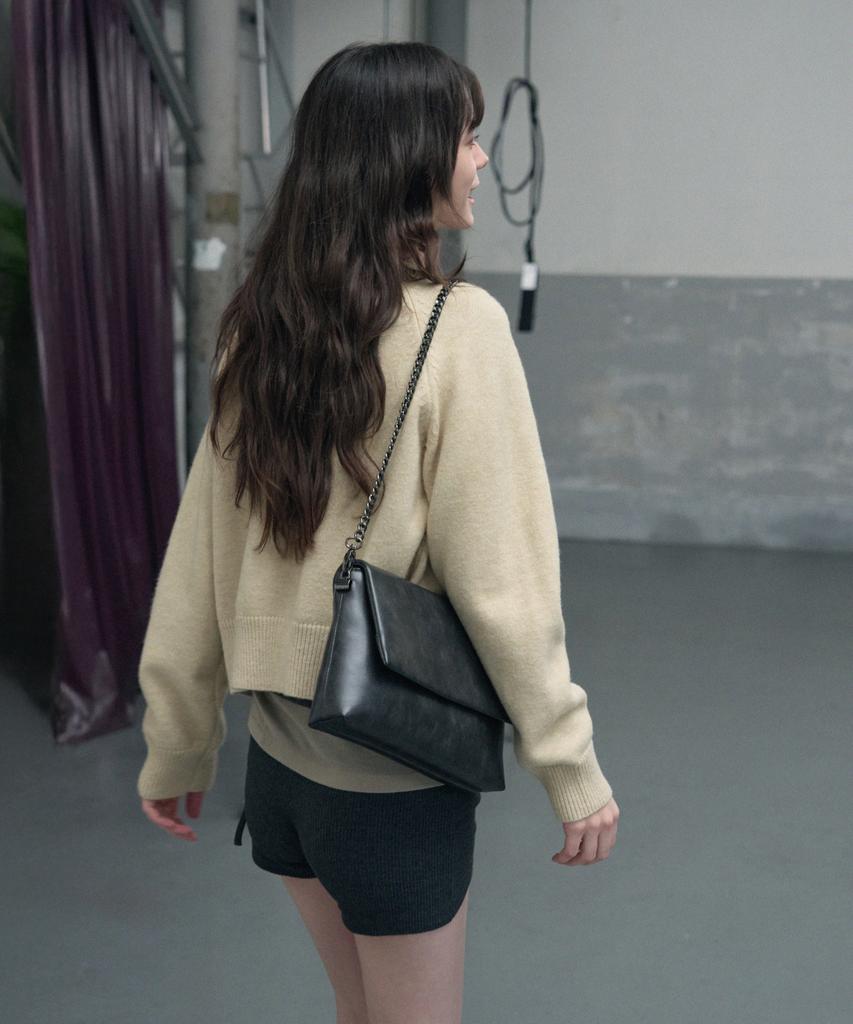 Leathery Flap Chain Shoulder Bag [Ivory]