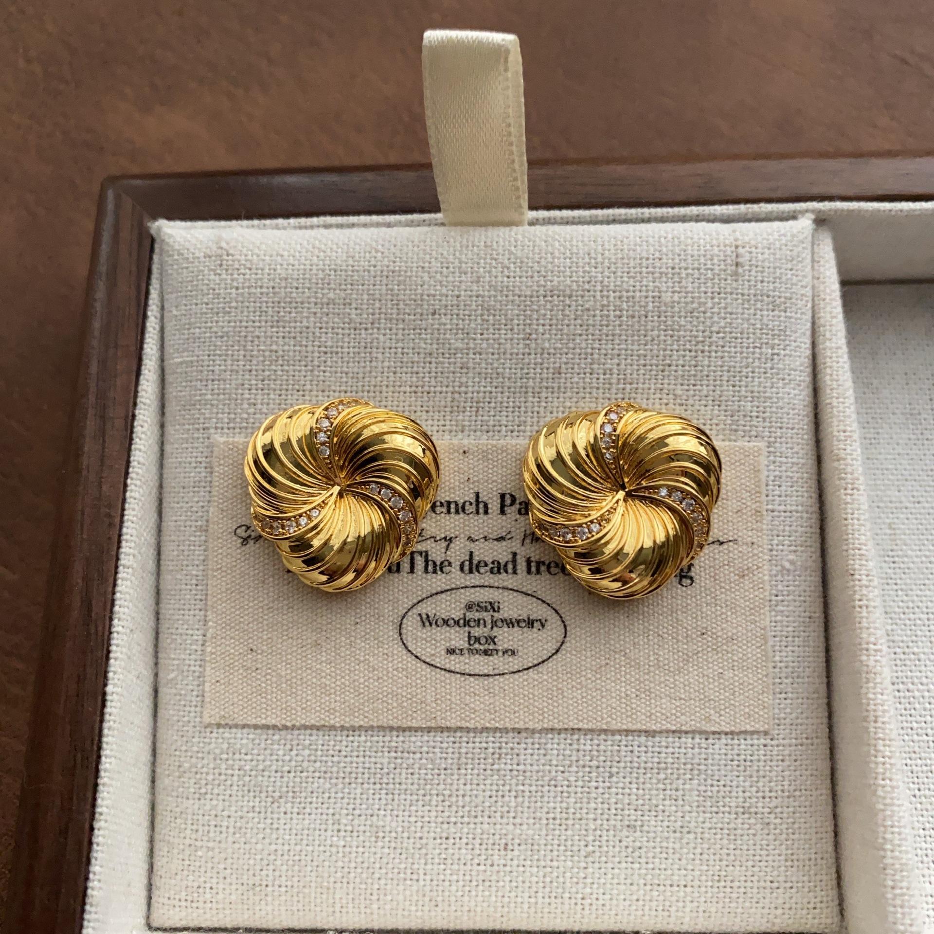 Exquisite three-dimensional metal twist spiral stud earrings with diamonds, retro temperament earrings