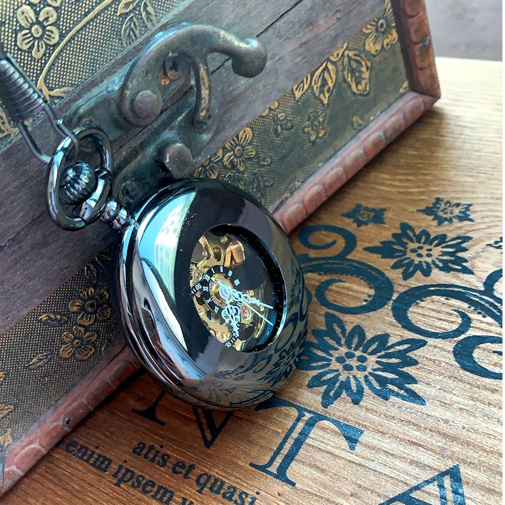 Nostalgické černé oboustranné mechanické kapesní hodinky s římskými číslicemi a hrubým řetízkem