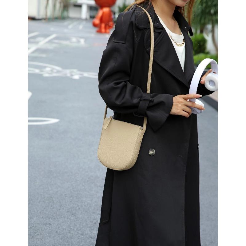 

The first layer of cowhide bag, messenger bag, women s new mobile phone bag, niche versatile shell bag, shoulder bag. абрикосовий