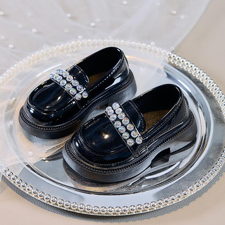 

Girls small leather shoes 2025 spring and autumn new Korean version of girls pearl princess shoes children s soft-soled single shoes performance sho 50 pairs for a whole box of size 21-25 чёрный