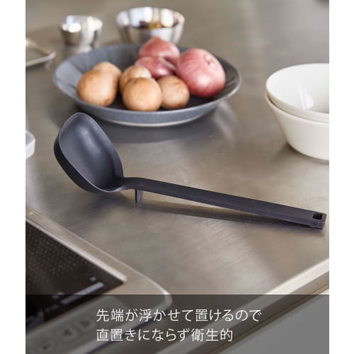 Yamazaki Szilikon merőkanál, Fekete, Kb.. 8cm Sz x 6cm M x 25.5cm M, Torony kialakítás, Könnyen illeszthető edény széléhez, Könnyen meríthető, Mérőeszköz, 5190