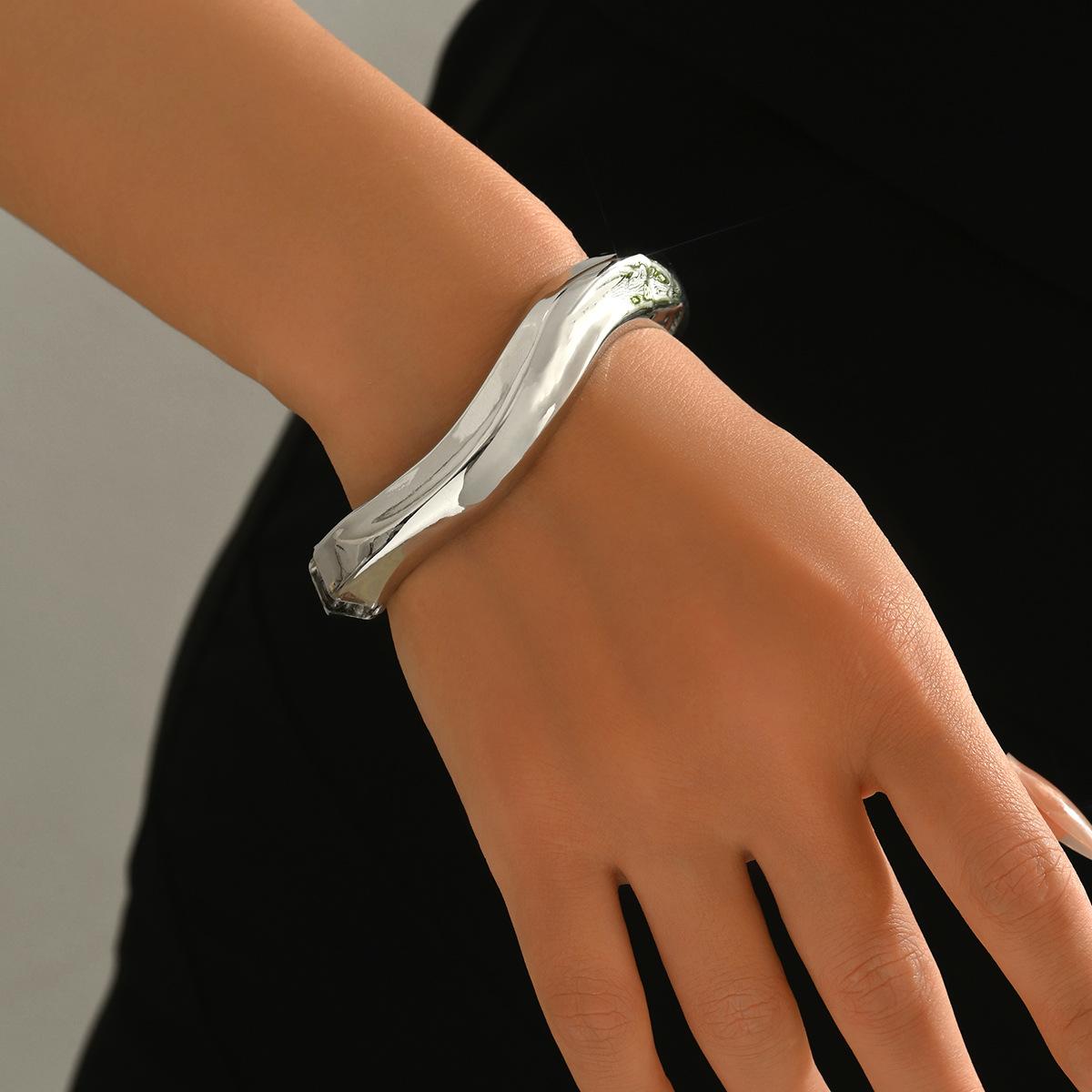 

Аксессуары Нишевый Геометрический Металлический Глянцевый Браслет Универсальный Витой Браслет Премиальный Сенс браслет