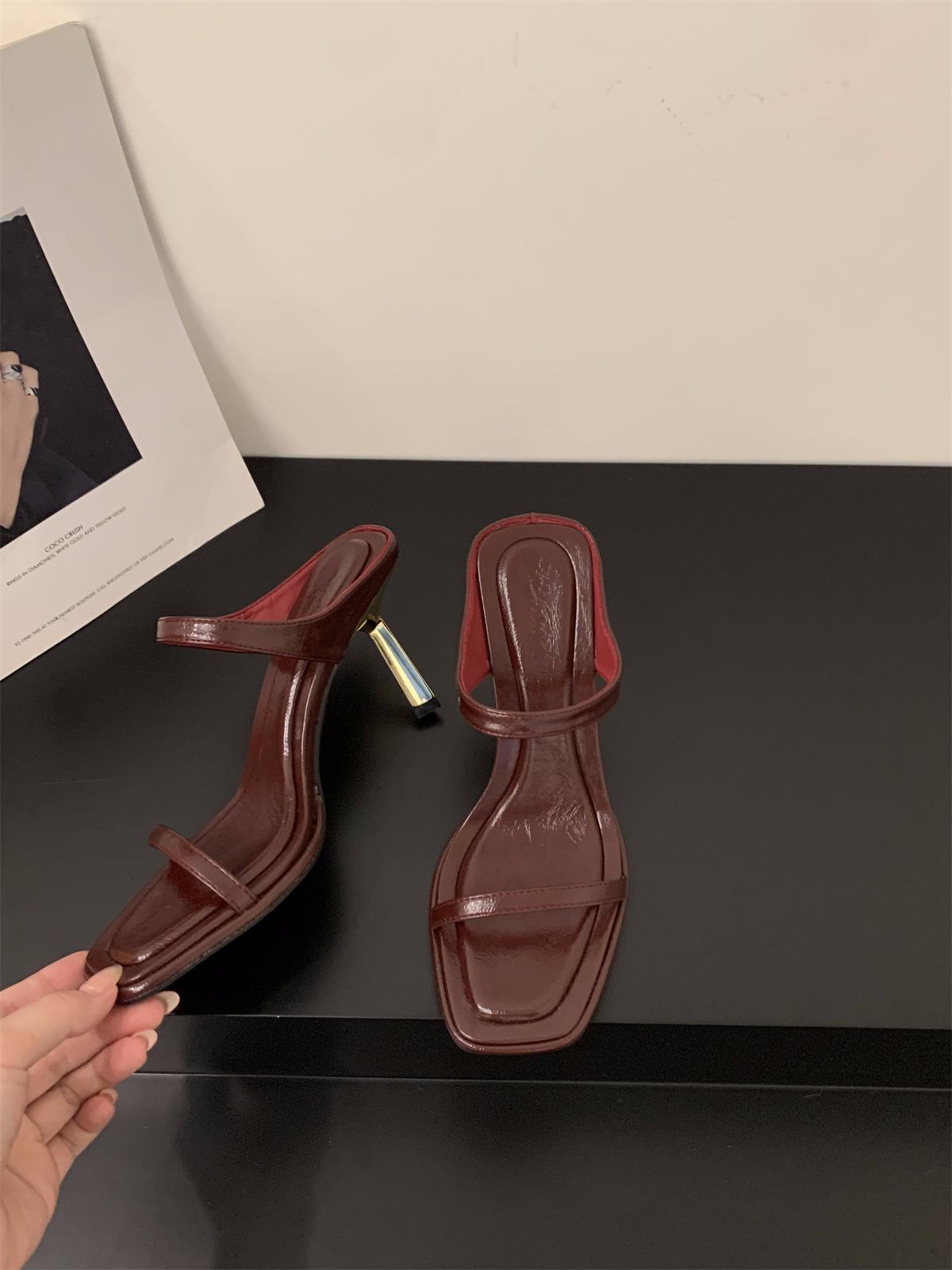 

Niche леопардовый принт тапочки на высоком каблуке женская обувь 2025 новая летняя модная верхняя одежда французские маленькие сандалии 39 бордовый