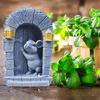 Erzählende Maus durch Tür Harzfigur Für Kinderspiel und Gartengestaltung
